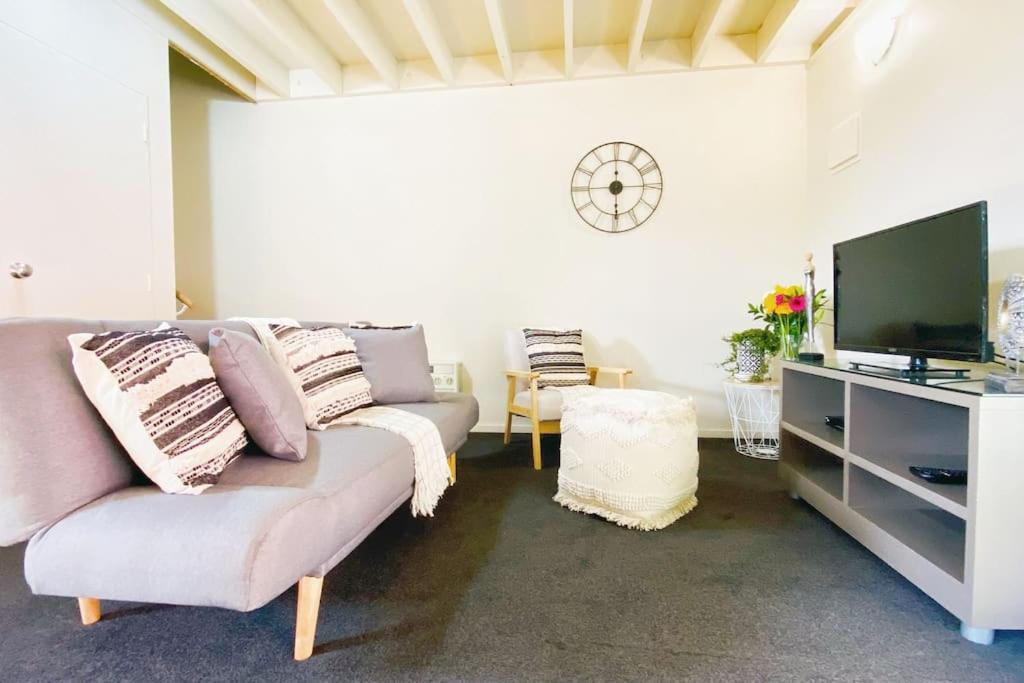 Hideaway Rima - In The Cbd Apartment Куийнстаун Екстериор снимка